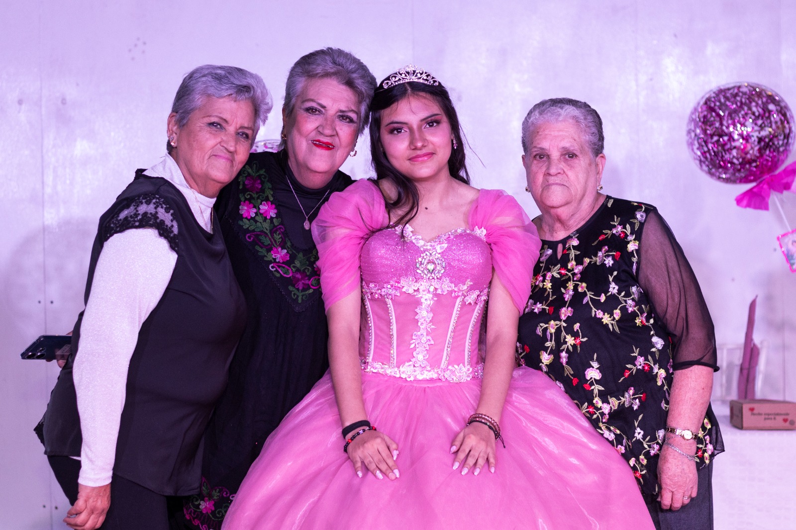 Quinceañera con sus abuelas