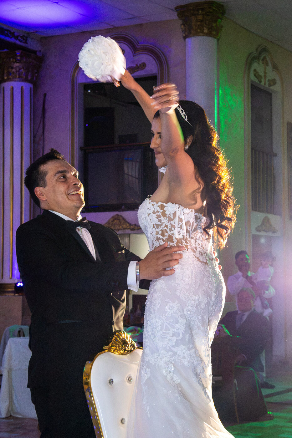 Novia lanzando el ramo durante la fiesta
