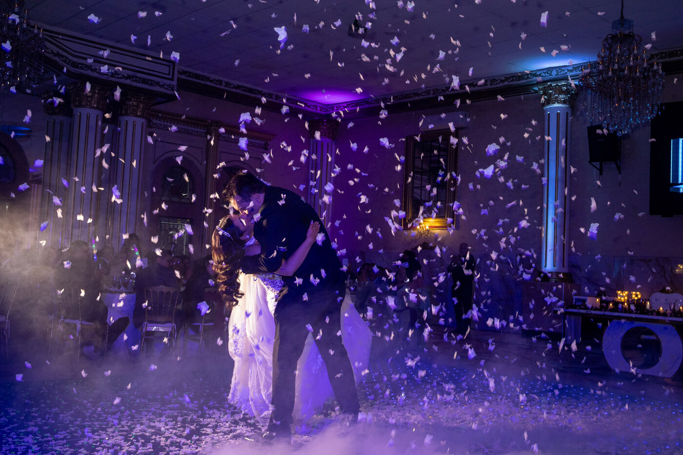 Baile de los novios entre confeti
