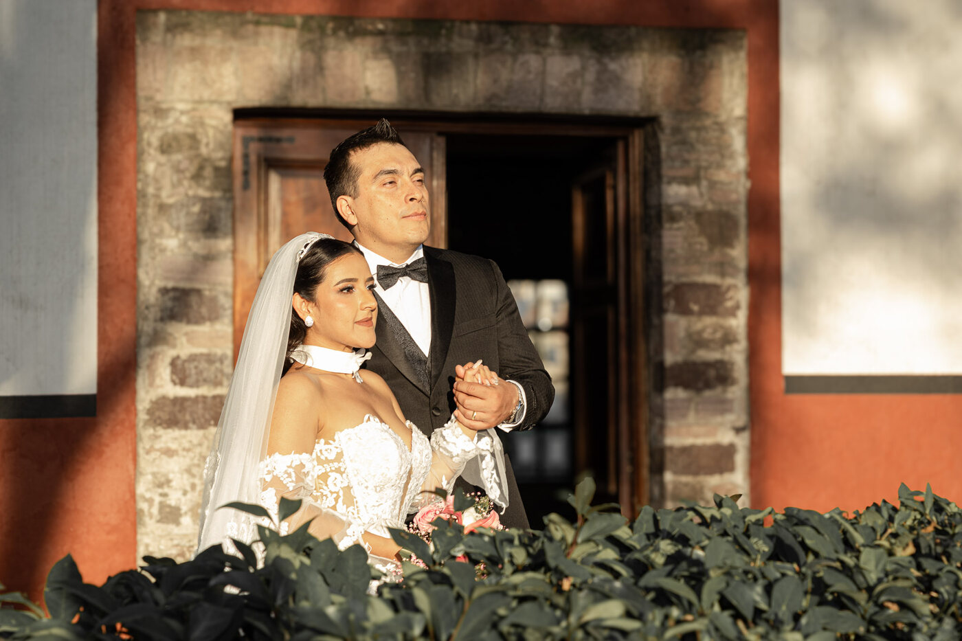 Novios retratados en un portal de cantera