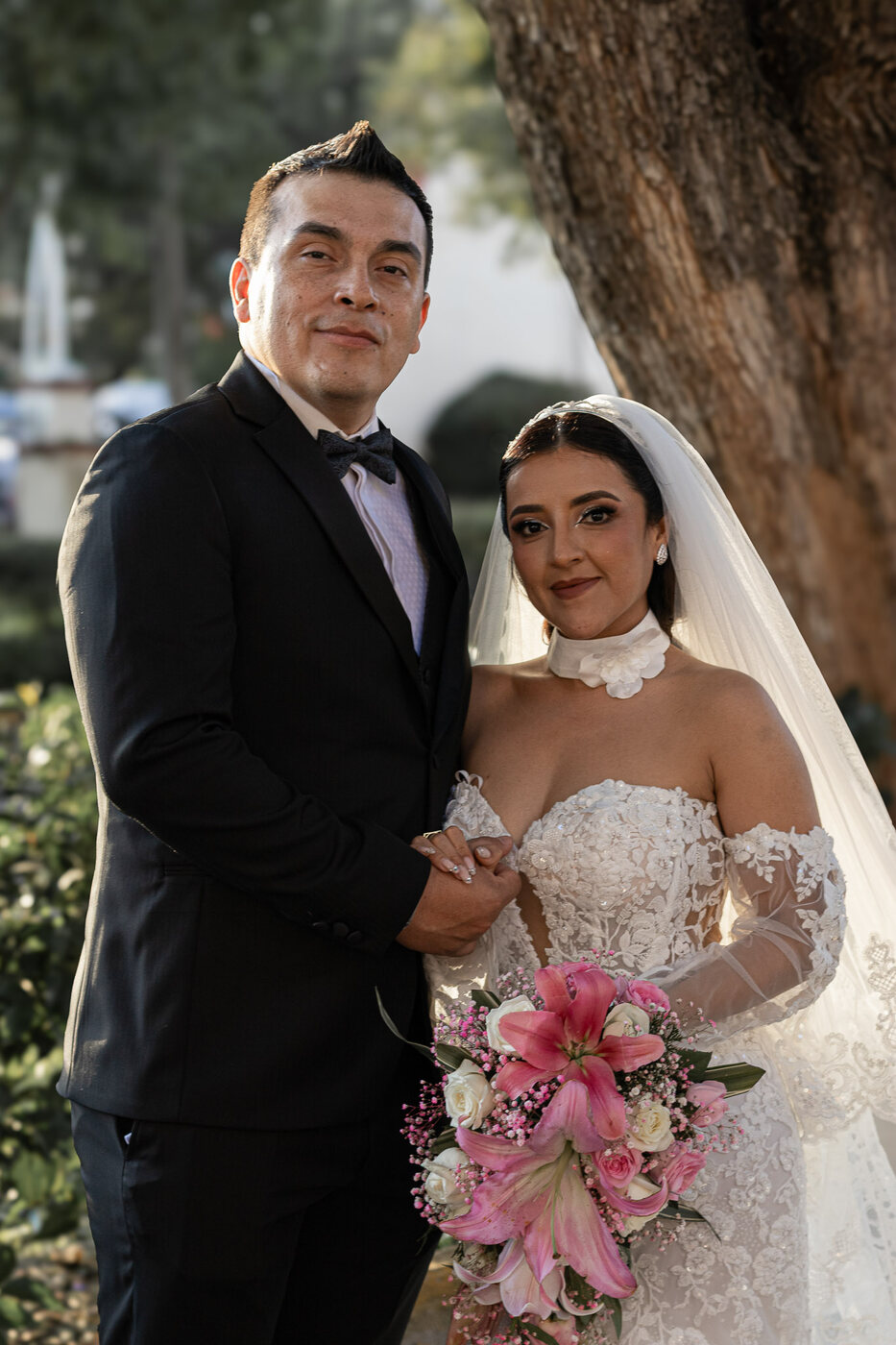 Retrato de los novios bajo un árbol