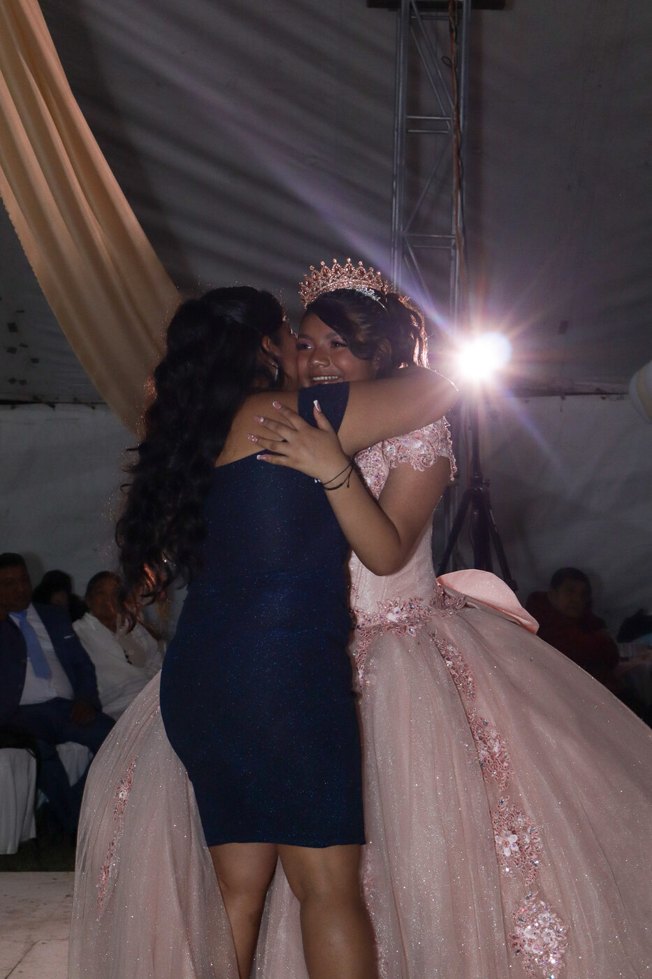 Quinceañera abrazando a su mamá