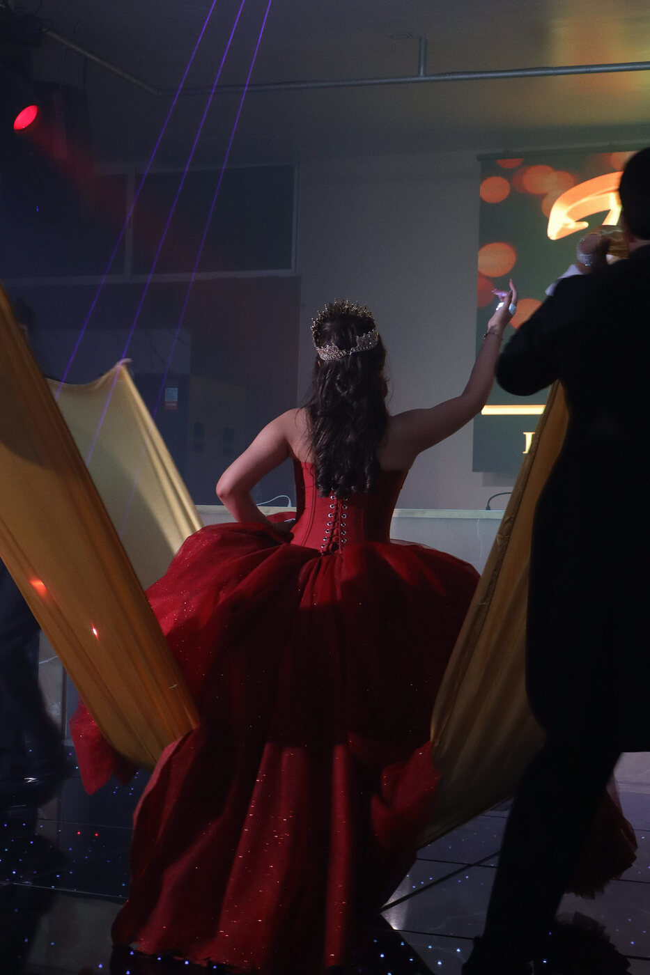 Quinceañera bailando el vals con vestido rojo