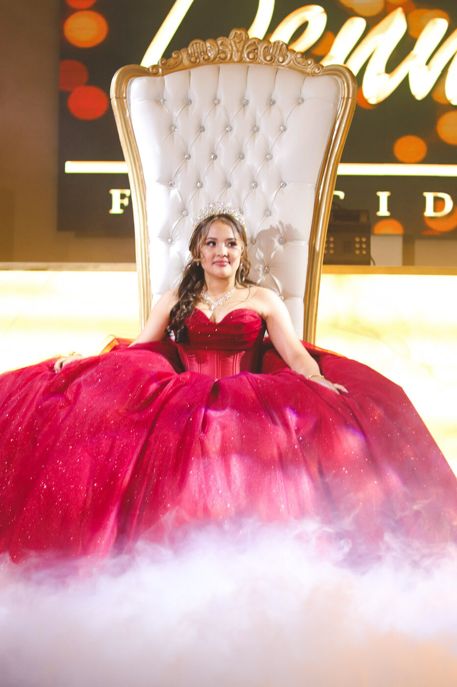 Quinceañera en el trono entre humo