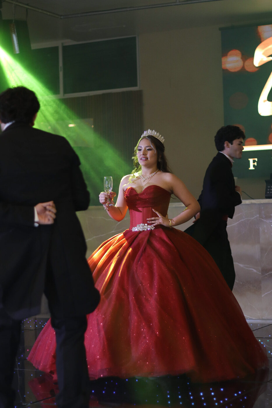 Quinceañera bailando con su chambelán