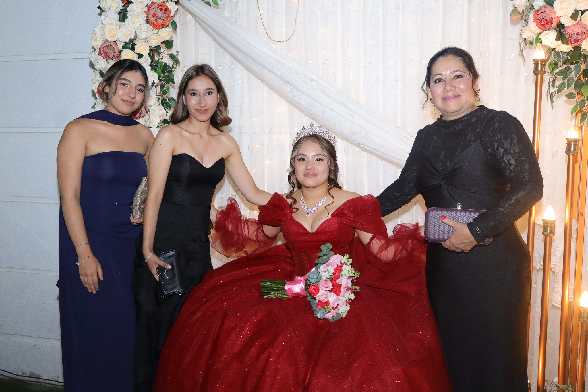 Quinceañera acompañada de su familia en el photocall