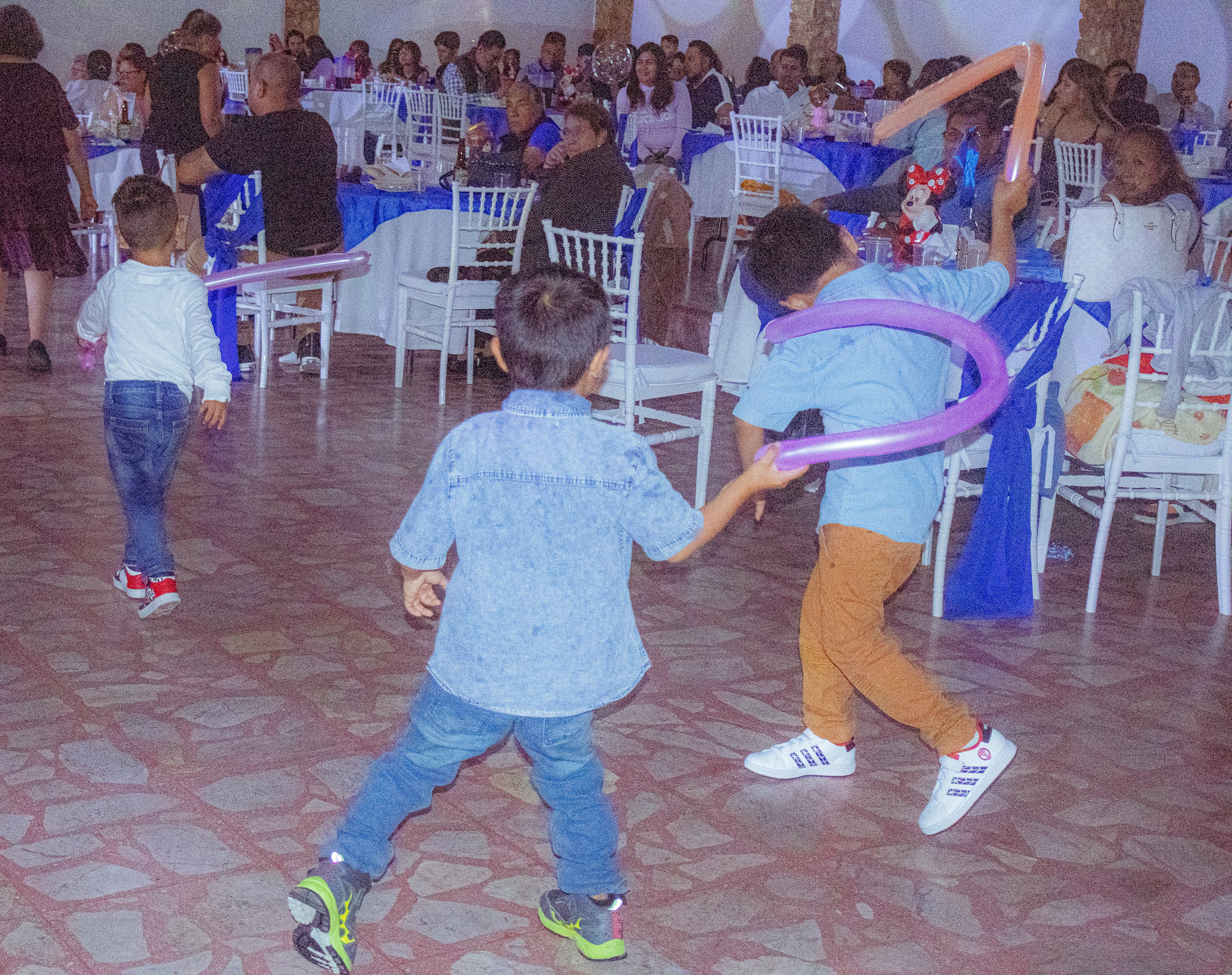 Niños jugando con globos en la pista de baile