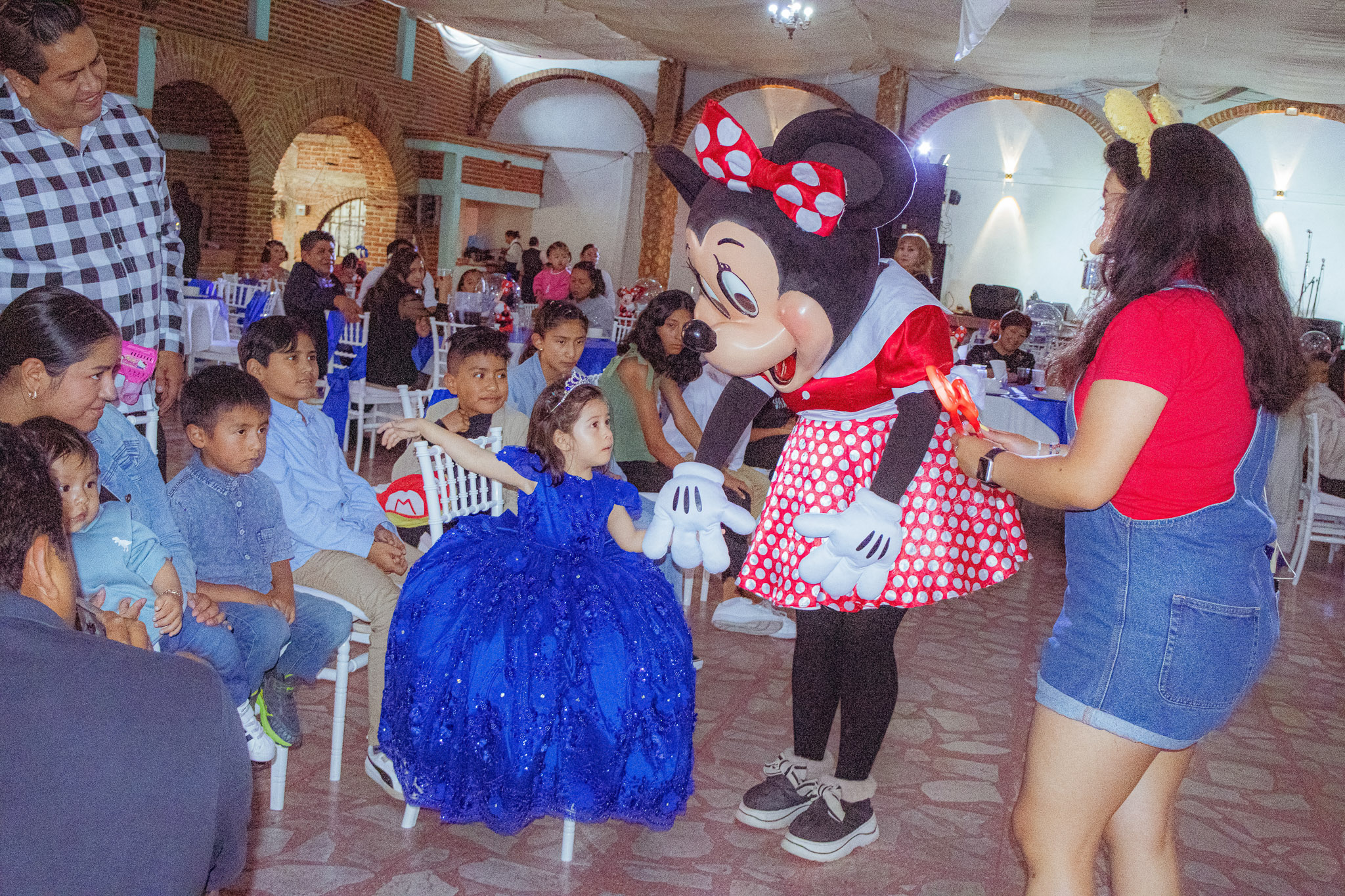 Botarga saludando a la festejada durante el show