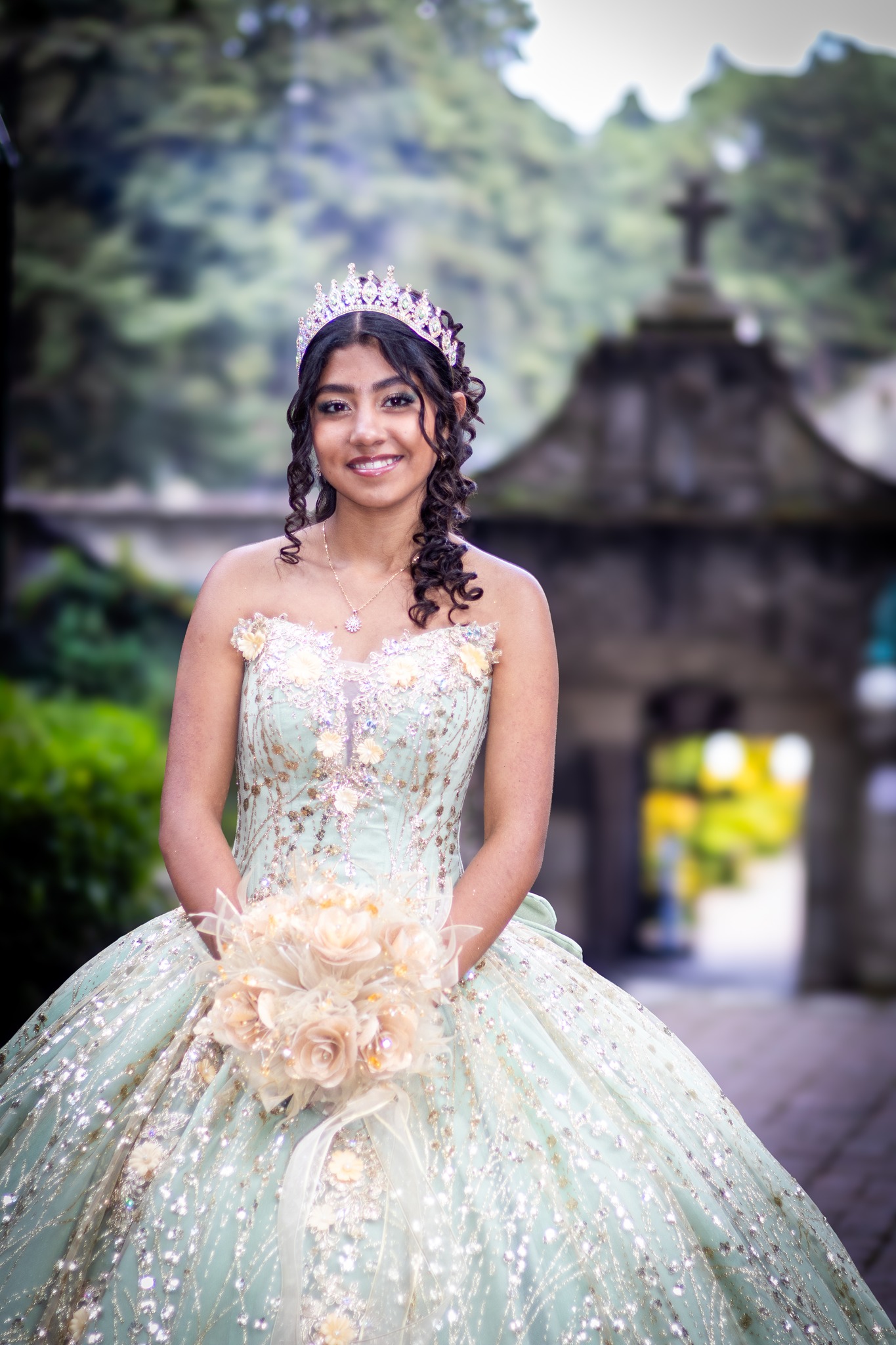 Quinceañera en vestido verde, retrato al aire libre